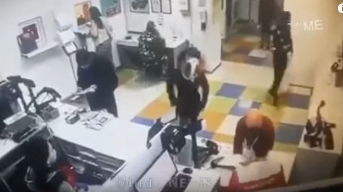 U pošti je zamolili da stavi masku na lice, ona napravila nešto što ih je šokiralo