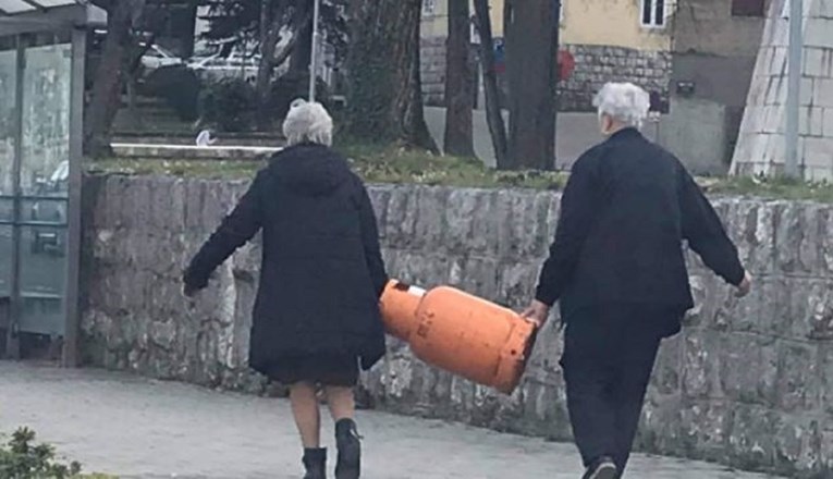 Fotka žena iz Dalmacije postala hit na Fejsu zbog onog što nose: "Kad su muški za k."