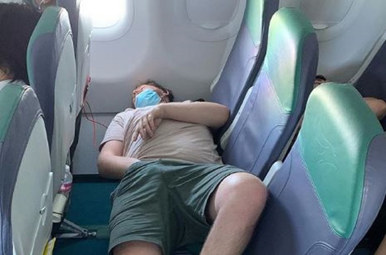 Fotografija putnika u avionu razbjesnila ljude i to zbog čak nekoliko detalja