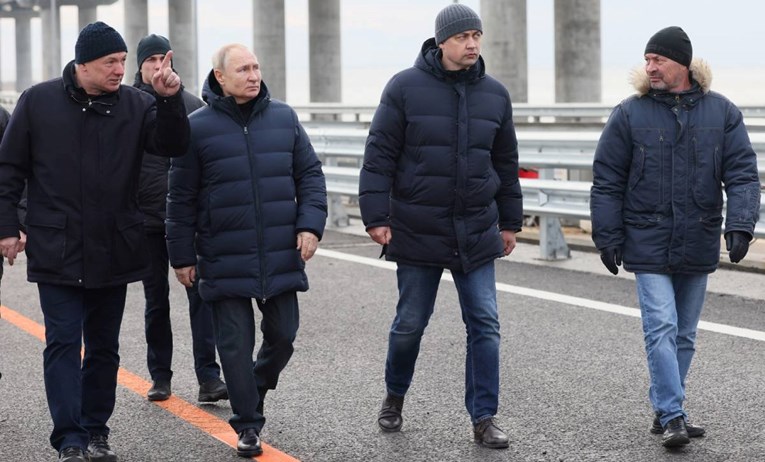 Putin se provozao Mercedesom preko Krimskog mosta, koji je napadnut u listopadu