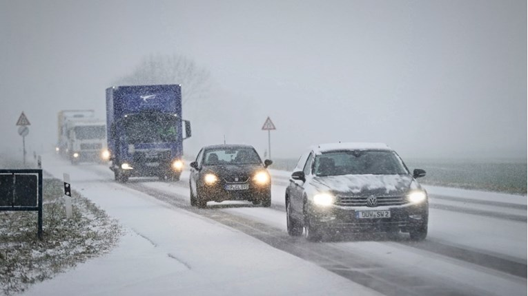Prometni kolaps u Njemačkoj. Vozači zapeli u snijegu, otkazani brojni letovi