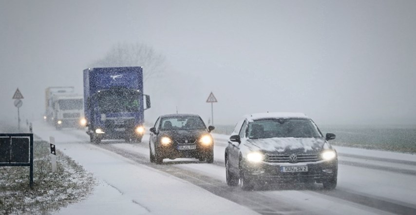 VIDEO Prometni kolaps u Njemačkoj. Vozači zapeli u snijegu, otkazani brojni letovi