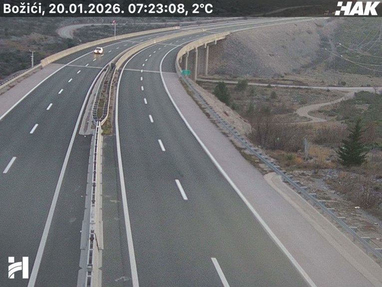 HAK: Bura u priobalju, na nekim mjestima se vozi sporije zbog zimske službe