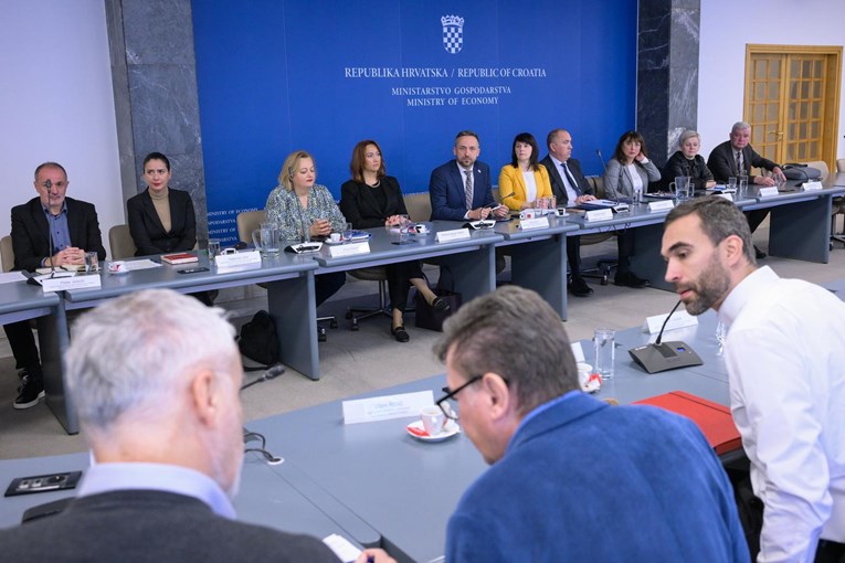 Sindikat državnih službenika: Samo tražimo plaću za dostojanstven život