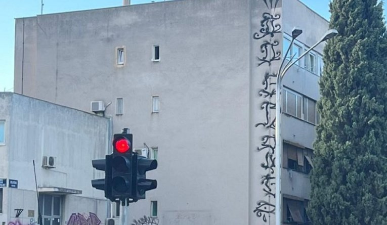 FOTO Novi grafit u Splitu, gotovo identičan onima na još dvije zgrade u Dalmaciji