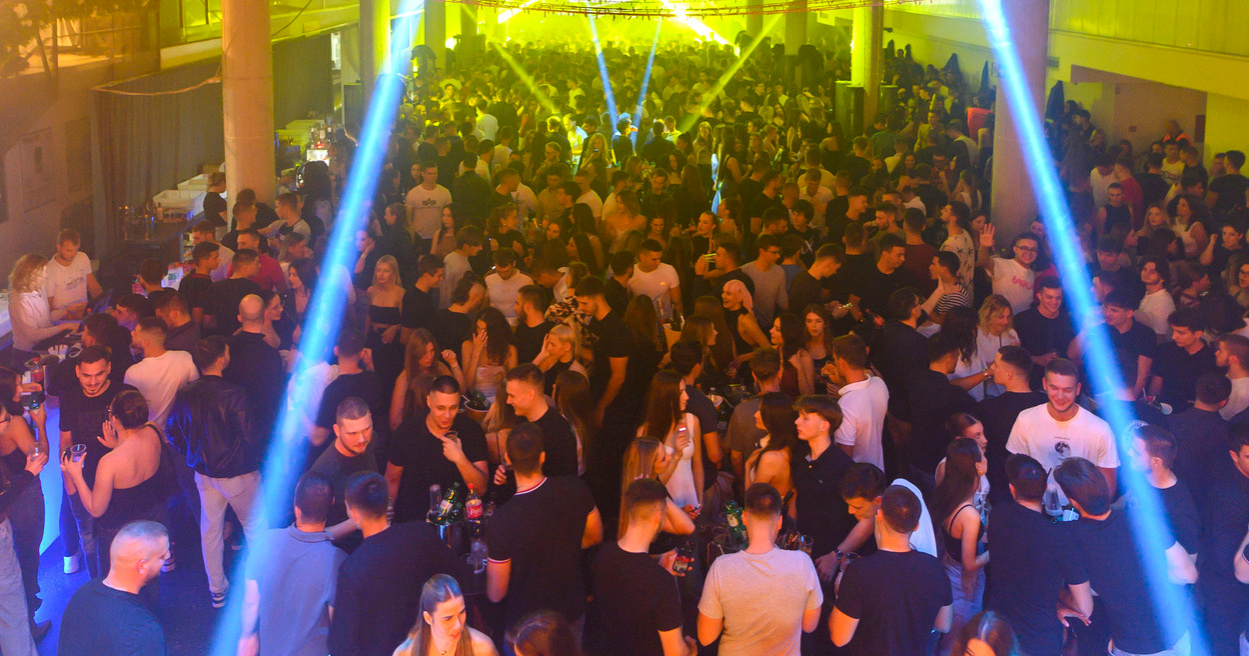 2000 splitskih studenata slušalo "princa dijaspore" i bivši Thompsonov bend