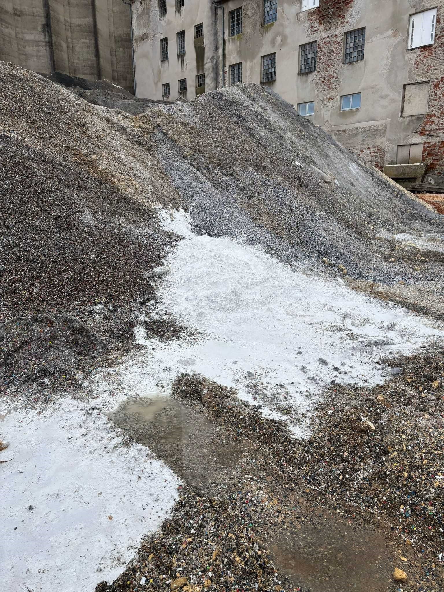 FOTO Tone otpada u Gospiću, građani izašli na ulice, traže hitnu sanaciju