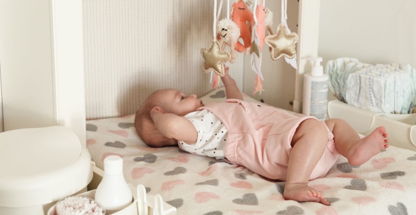 Amazon prodaje podlogu za prematanje beba s doista bolesnim natpisom