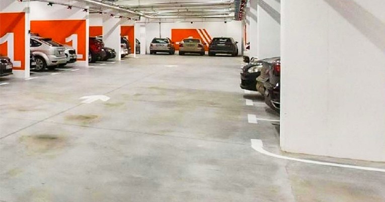 Vozača na parkingu u Dalmaciji dočekao kondom s porukom, fotka postala hit na Fejsu