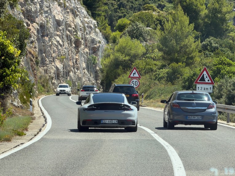Čitatelji šalju snimke divljanja u prometu: Porsche preko pune crte ulazi u škare