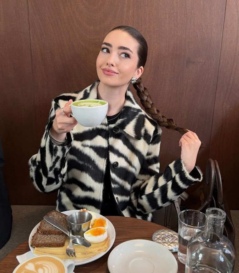 Mango ima jaknu od umjetnog krzna sa zebra uzorkom koja privlači pažnju