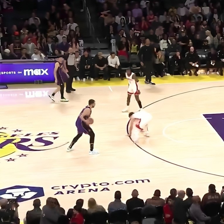 Dončić varkom poslao suparnika na parket. Komentator: Slomio mu je gležnjeve