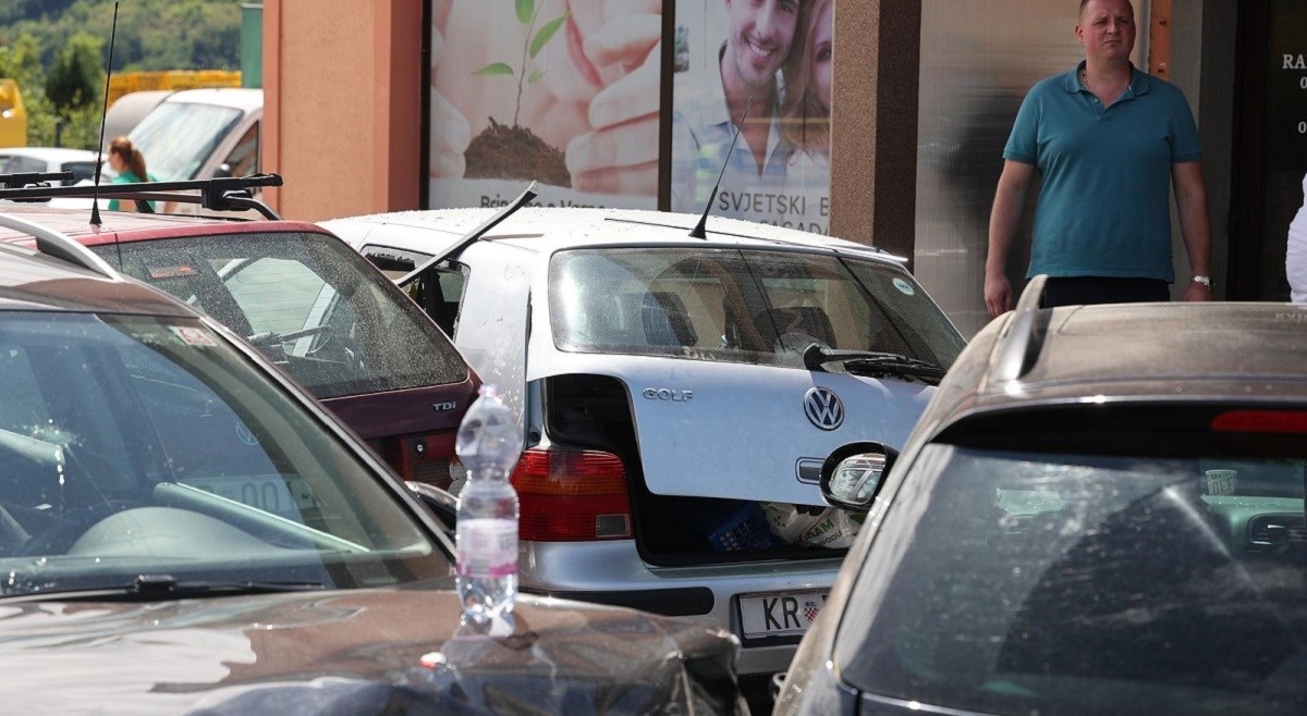 FOTO U Krapini sletio s ceste i naletio na dvoje pješaka: "Ljudi su letjeli po zraku"