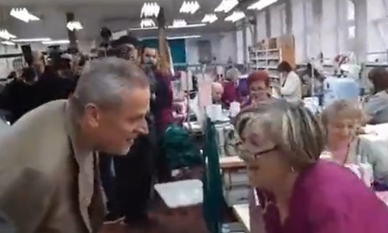 Nema rukovanja: Pogledajte kako se Bandić pozdravio s krojačicom