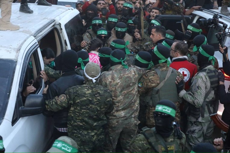 Ovo je povijesni trenutak kad je Hamas pustio tri taokinje. Snimka je dramatična