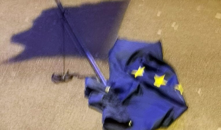 Ministrica vanjskih poslova BiH: Uništavanje zastave EU je vandalski čin