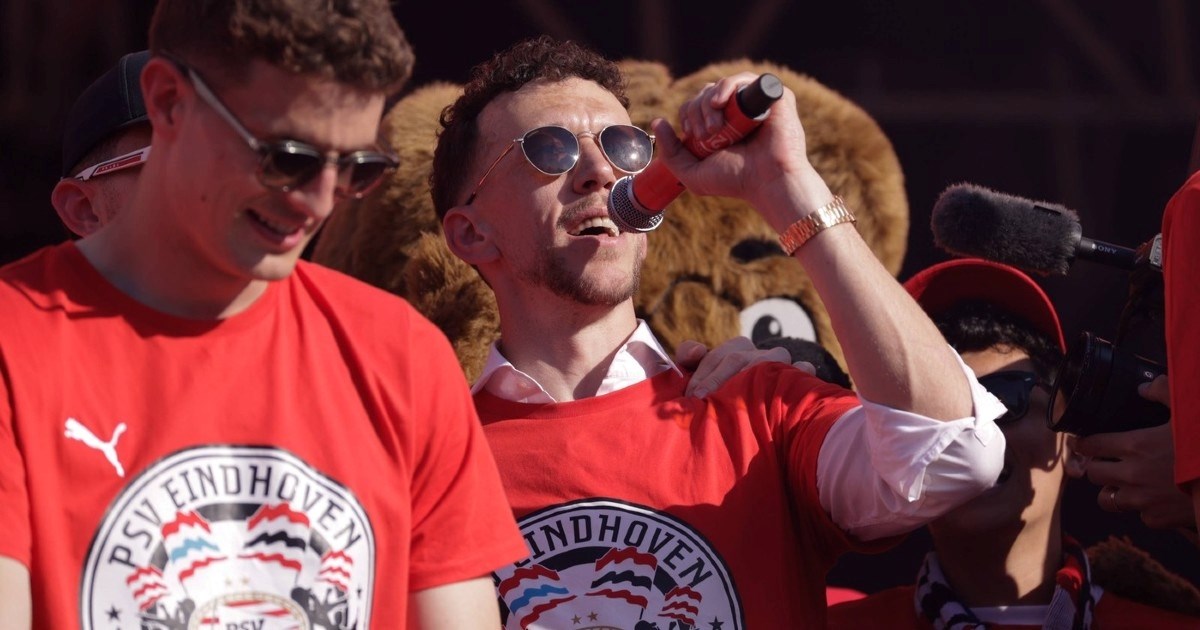 VIDEO Perišić tijekom proslave naslova uzeo mikrofon i upitao navijače: Gdje je fešta