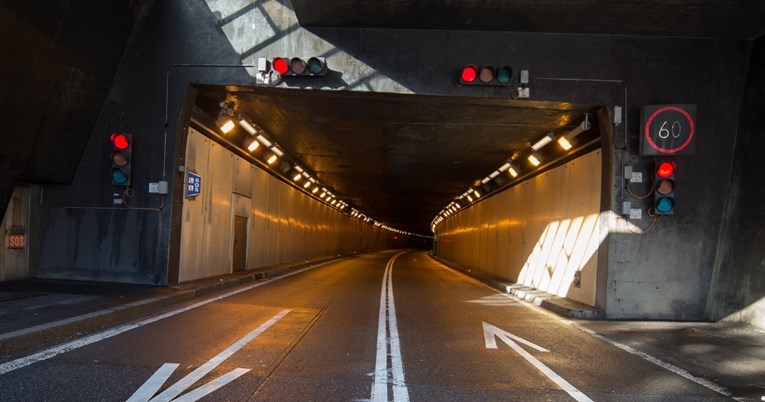 Nijemac vozio zatvorenim tunelom i prošao kroz 63 crvena svjetla, a onda se okrenuo