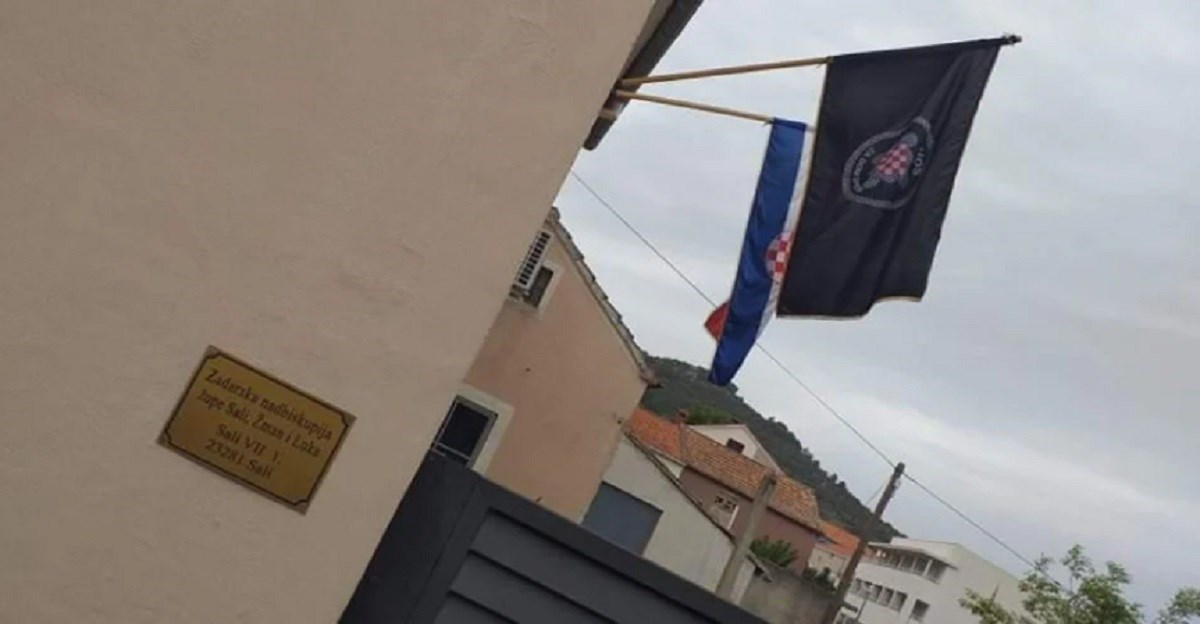 Svećenik u Salima na župu objesio zastavu s ustaškim sloganom, ljudi je gađali jajima