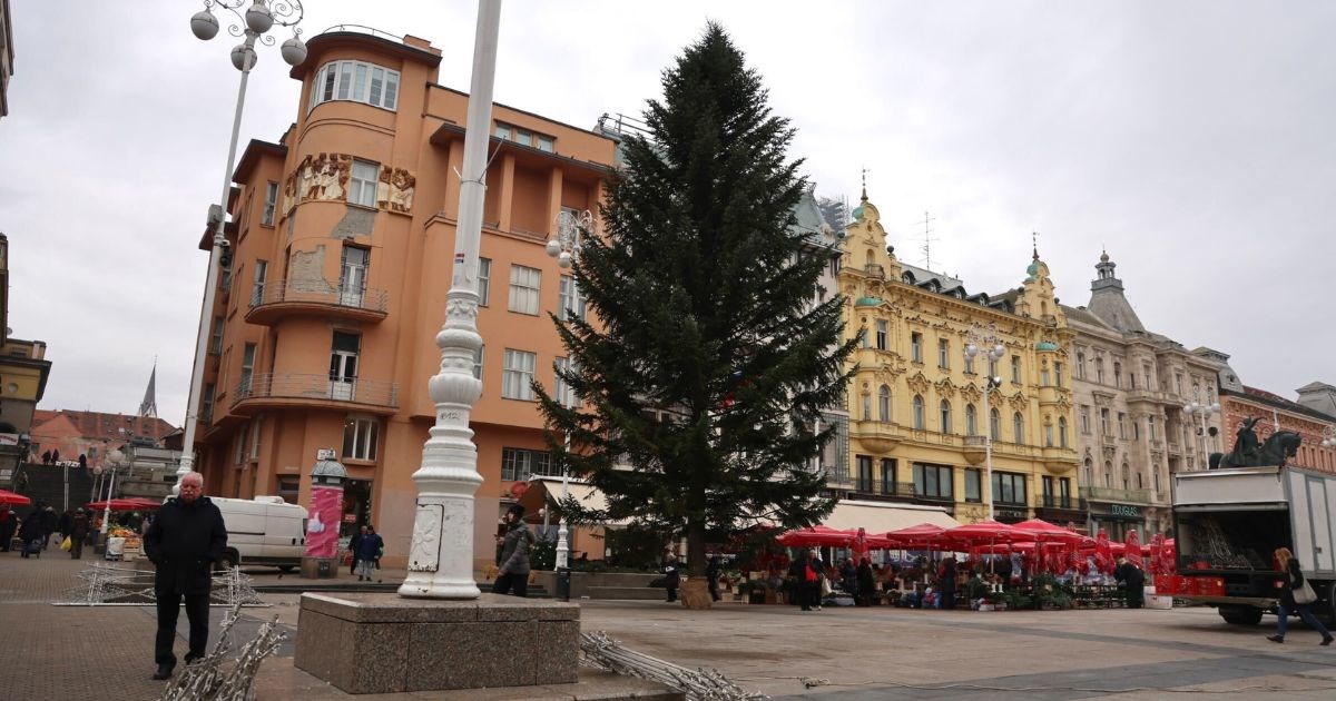 Na Trgu bana Jelačića postavljen je bor