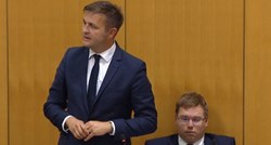 VIDEO Ministar Ćorić u saboru šapnuo kolegi Paviću: Bože, kako sam se namučio