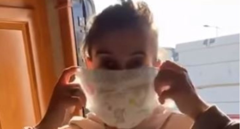 Žena napravila masku za lice pomoću pelene, roditelji se okomili na nju