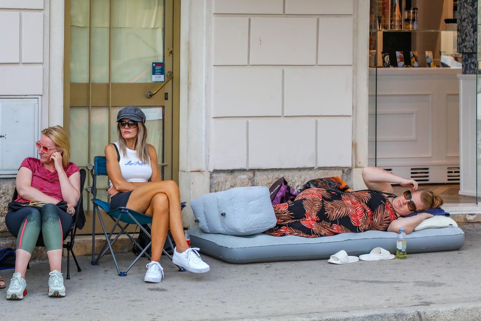 Pred pulskom Arenom od jutra red, ljudi donijeli madrace i stolice. Evo zašto