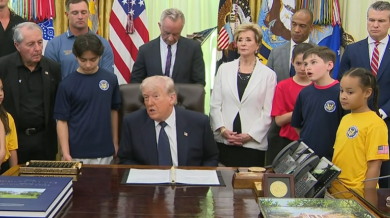 Trump okružen djecom: "Luđaci u Iranu neće imati nuklearno oružje"