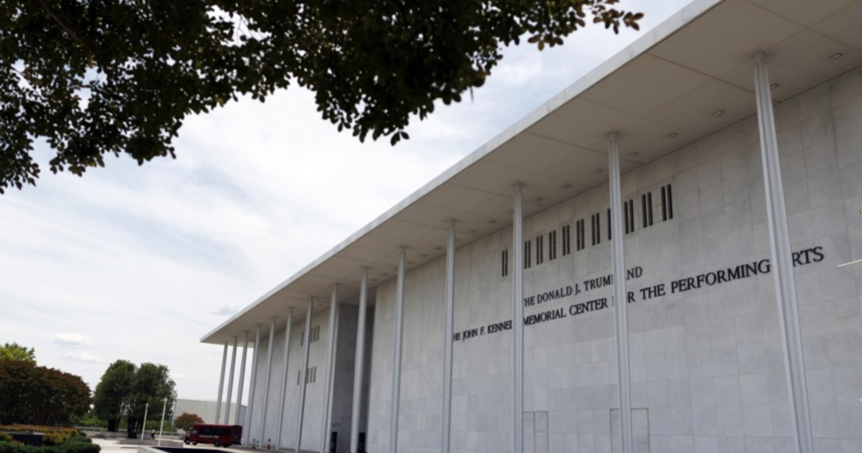 Sud naložio uklanjanje Trumpovog imena s Kennedy Centra. Poznato do kada