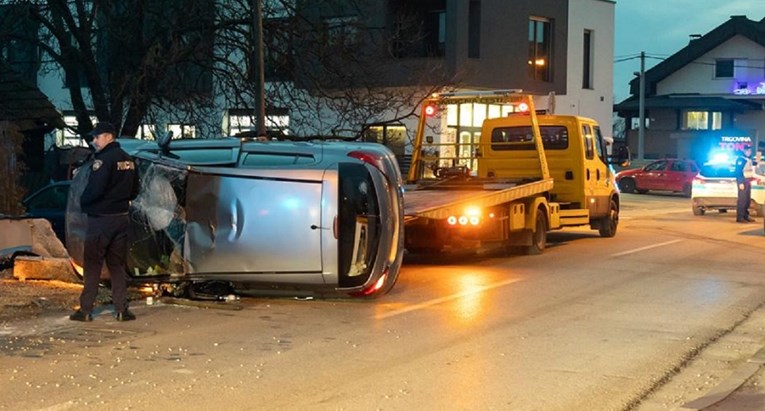 VIDEO Prometna nesreća u Novom Zagrebu, auto završio na krovu. Ozlijeđena jedna osoba