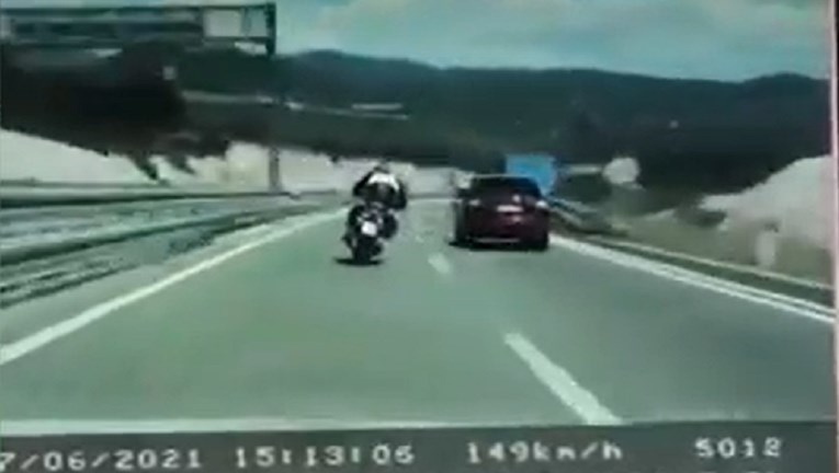 VIDEO Motorist bježao policiji na A7, jurio 100 km/h preko ograničenja pa se razbio
