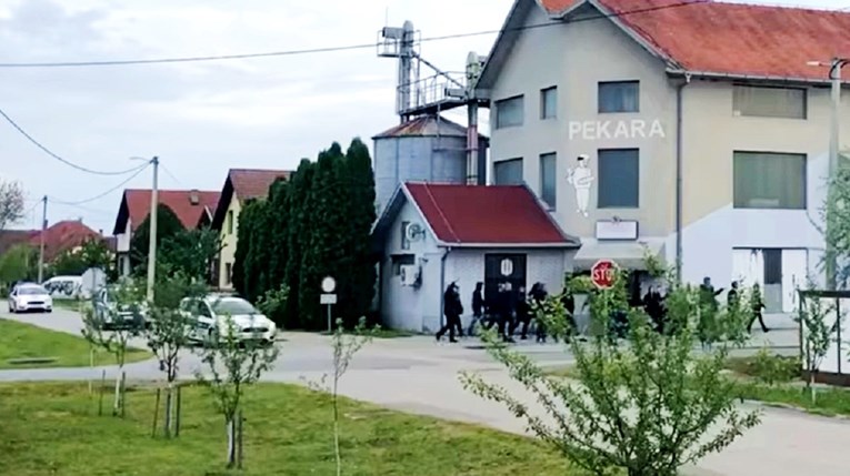 Policija uhitila 14 ljudi zbog urlanja "Ubij Srbina" u Borovu, kazneno ih prijavljuje