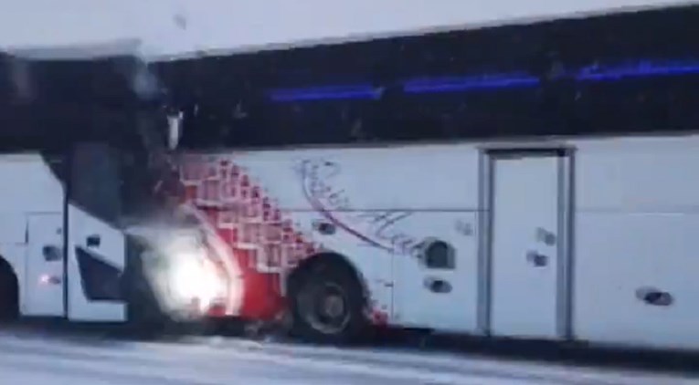 UZNEMIRUJUĆE Snimljena teška nesreća buseva u Turskoj. Dva poginula, 8 ozlijeđenih