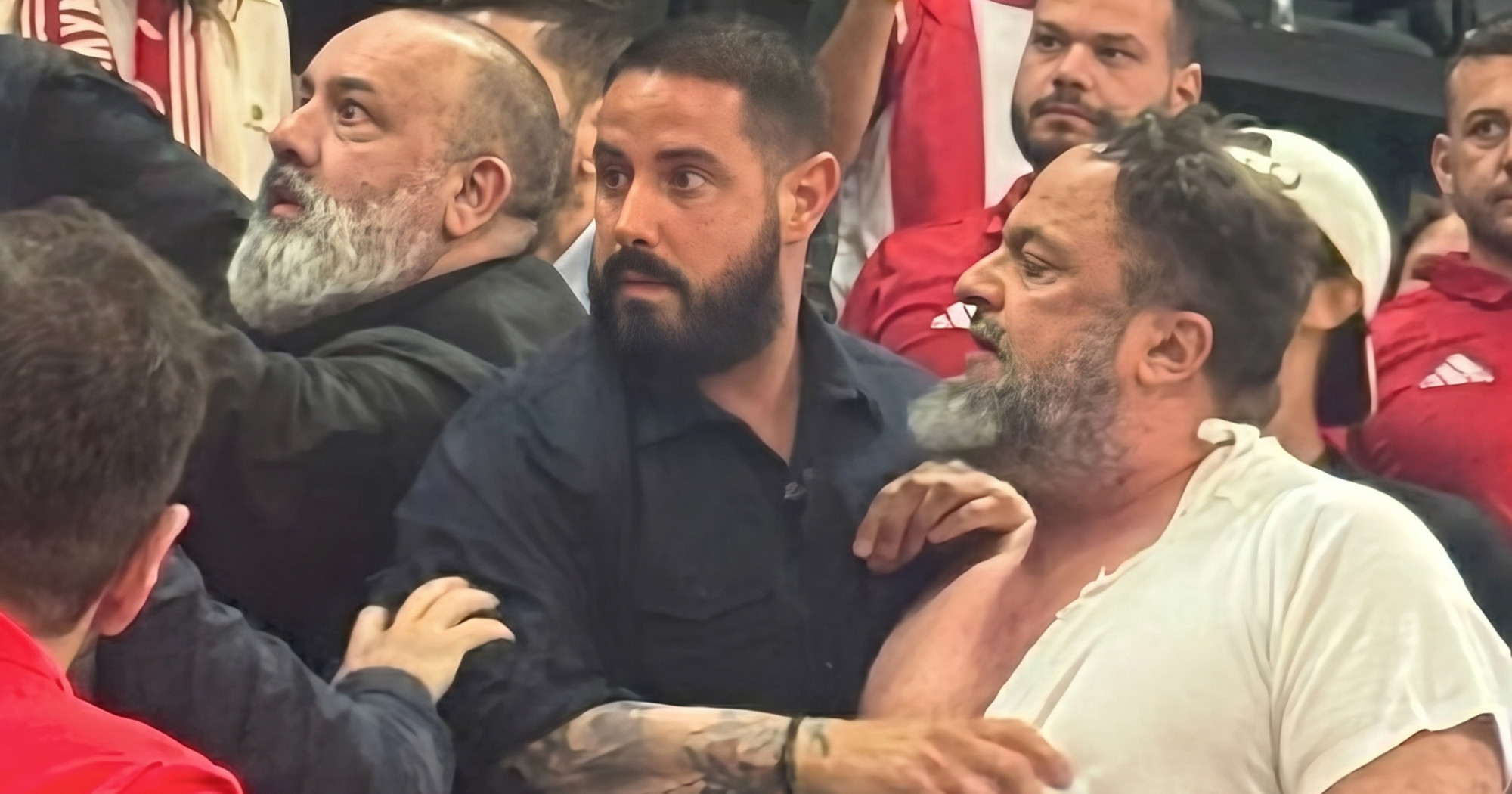 VIDEO Kontroverzni vlasnik dobio šaku u glavu na finalu Eurolige