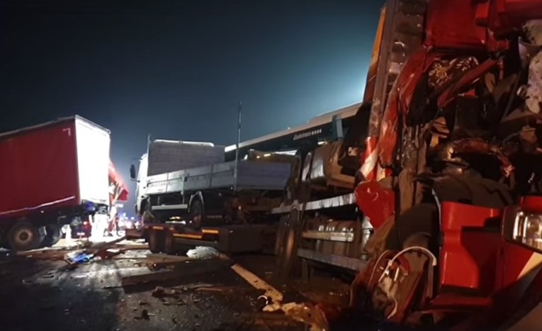 Teška nesreća hrvatskog busa i dva kamiona u Sloveniji, ozlijeđen Hrvat