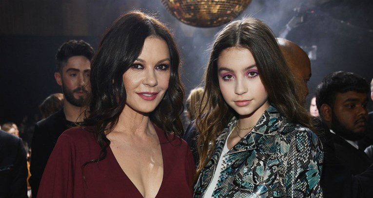 Catherine Zeta-Jones i njena kći na naslovnici časopisa izgledaju kao blizanke