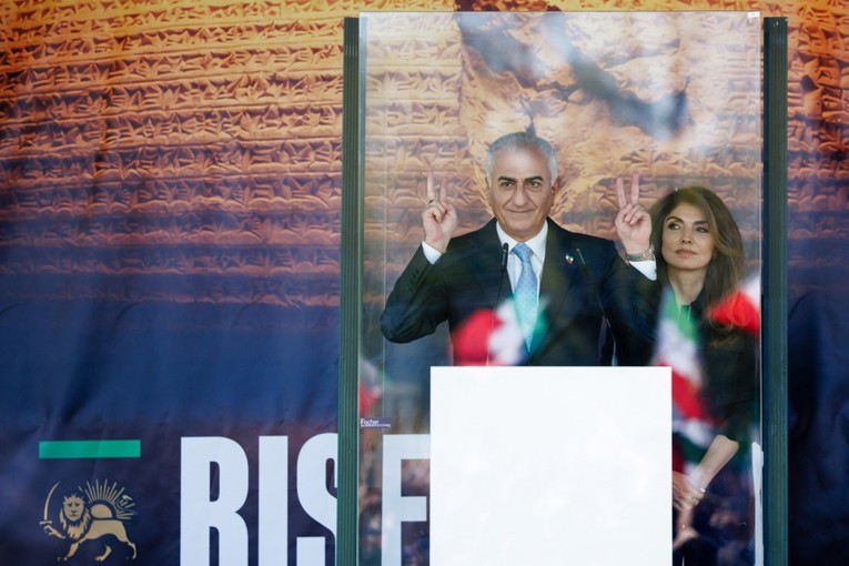 Nakon što su ga zalili pasatom, sin iranskog šaha govorio iz staklene kutije