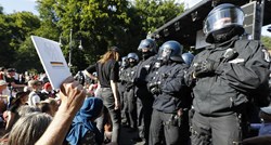 Na prosvjedu protiv epidemioloških mjera u Berlinu ozlijeđeno 45 policajaca