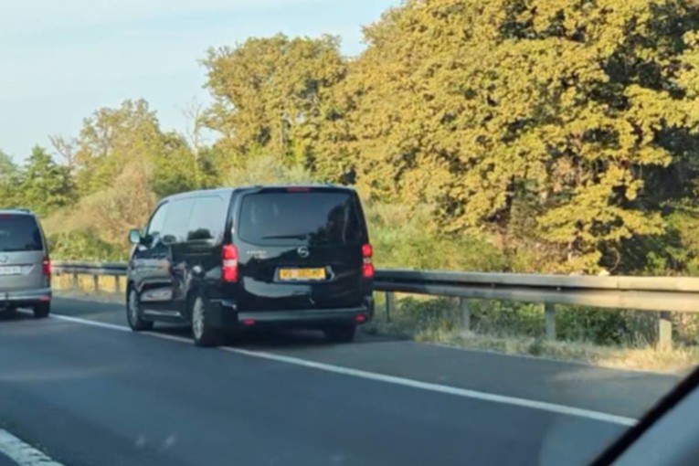 VIDEO Vojni kombi vozio zaustavnom trakom na A1. Oglasio se MORH