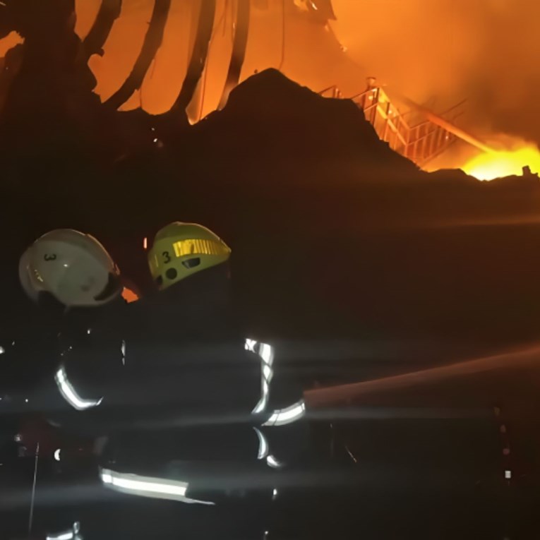 Rusi dronovima napali Dnjepar. Planule zgrada i privatne kuće, ima mrtvih