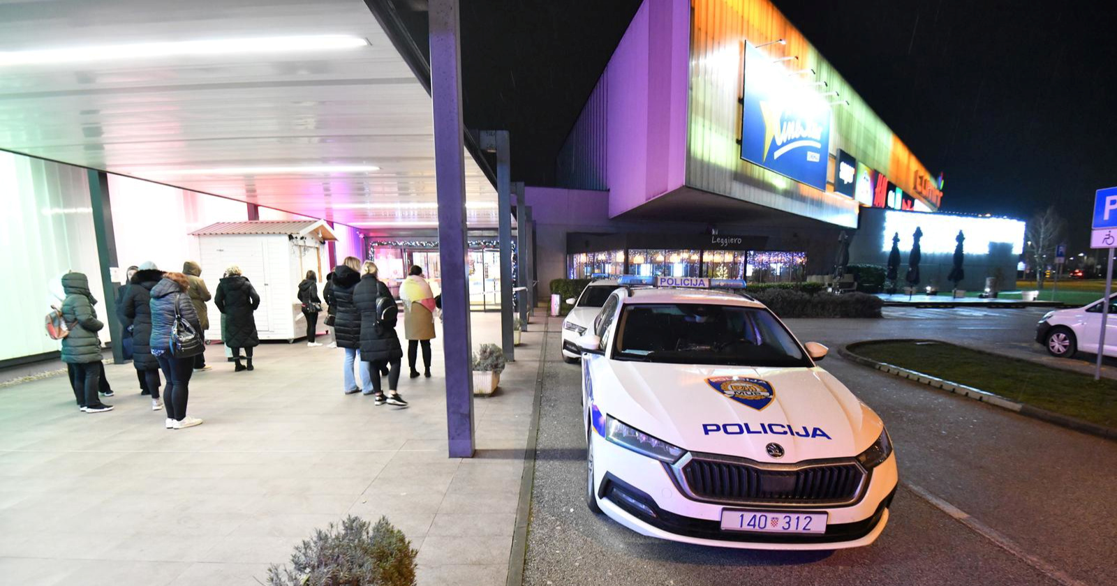 FOTO Zbog dojave o bombi evakuiran šoping-centar kod Varaždina