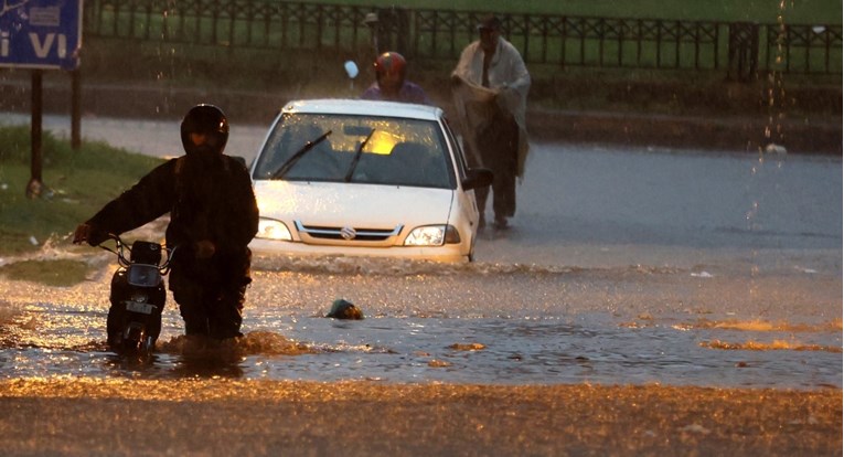 Velike poplave u Pakistanu, evakuirano 100.000 ljudi. Štete su ogromne