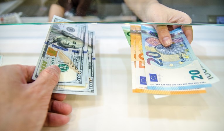 Dolar oštro pao, tečaj eura iznad jednog dolara