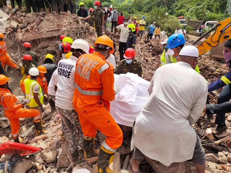 Četverogodišnjak pronađen živ u ruševinama dan nakon urušavanja zgrade u Indiji