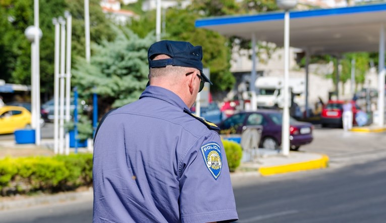 Maloljetnik u Zaprešiću vozeći auto vrijeđao policajce, skrivio nesreću pa pobjegao