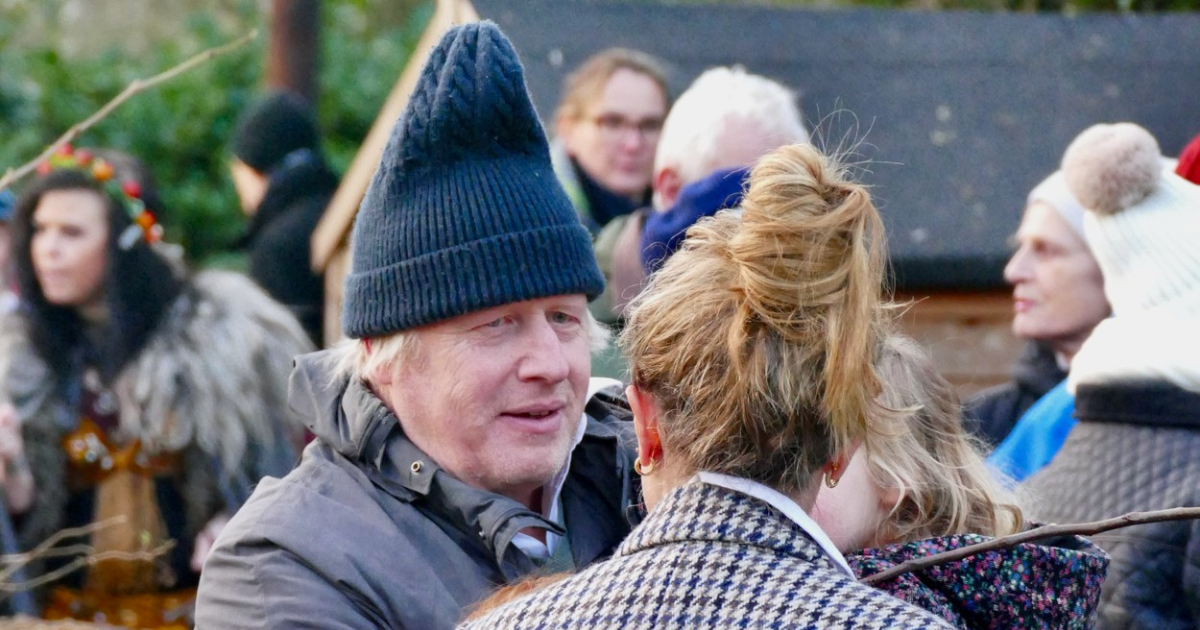 Boris Johnson (59) i supruga Carrie (35) privukli poglede tijekom šetnje s kćerkicom