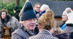 Boris Johnson (59) i supruga Carrie (35) privukli poglede tijekom šetnje s kćerkicom