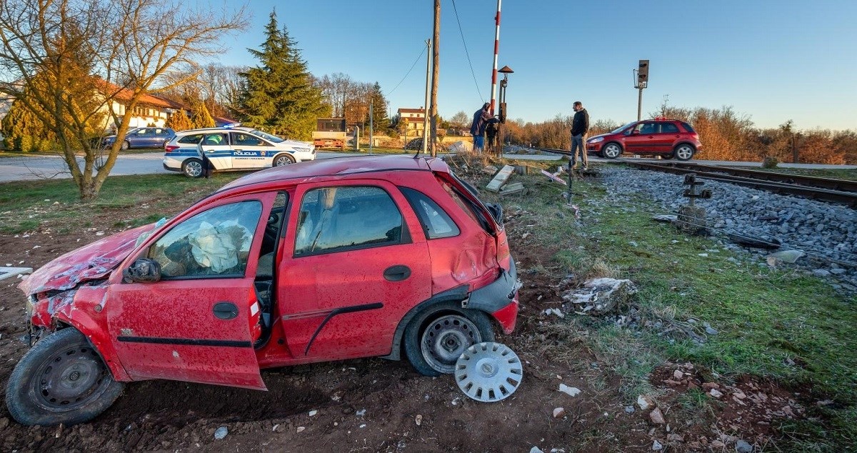 FOTO Vlak kod Pazina naletio na auto. Vozača izvlačili vatrogasci, auto uništen