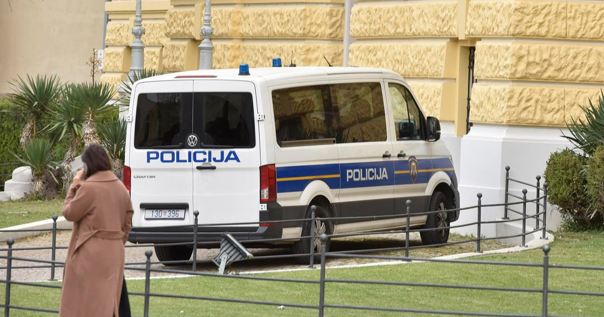 Muškarac sjekirom pokušao ubiti policajca u Šibeniku. Određen mu je istražni zatvor