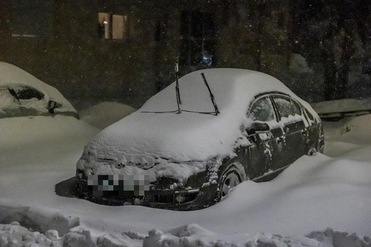 Zadarska policija spašavala ljude iz automobila, zapeli u snijegu